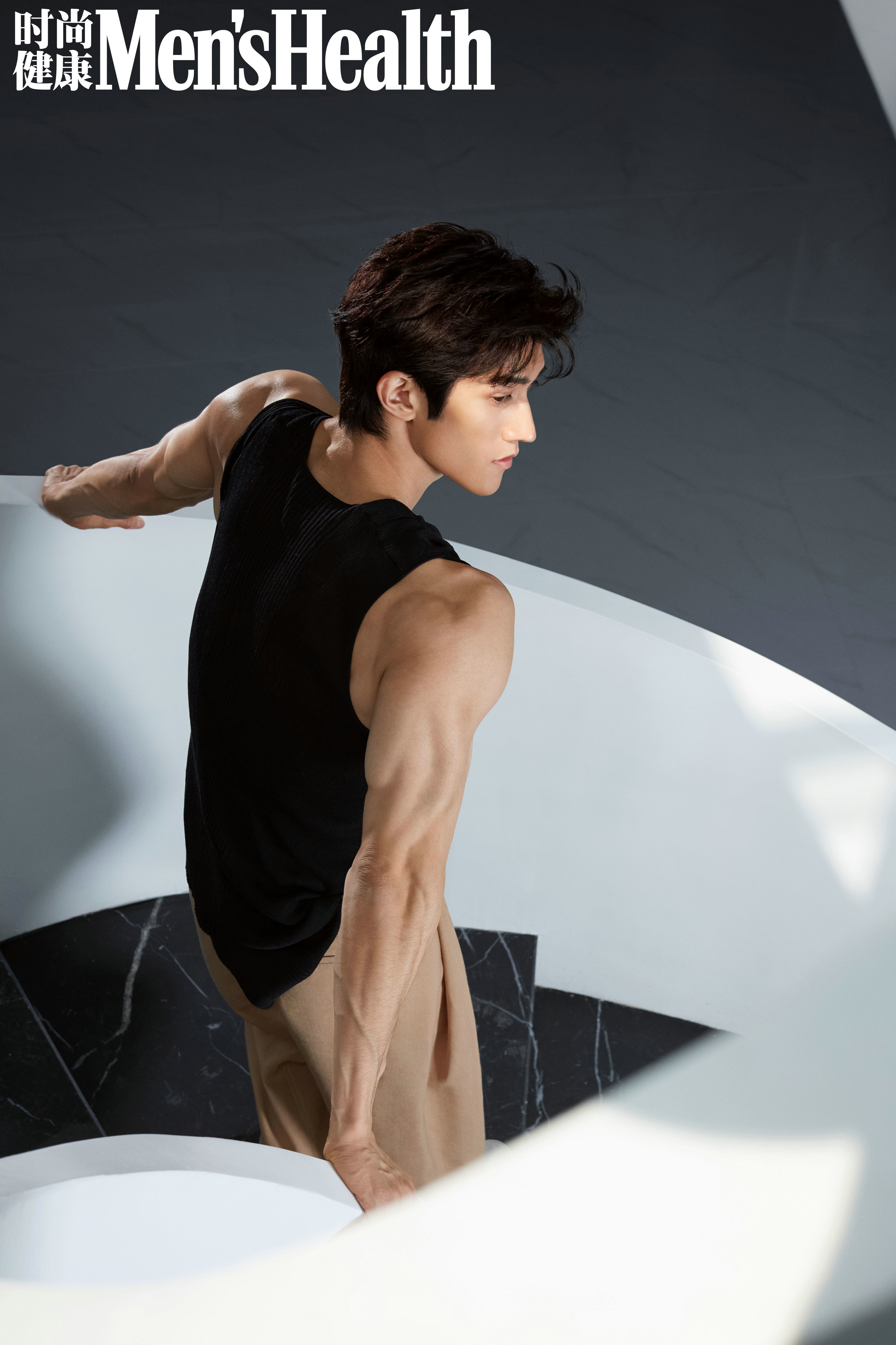 李治廷四月刊封面大片解锁身材完美不吝露出腹肌自律活出真我