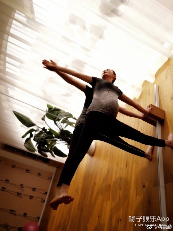 蒋勤勤怀孕还做瑜伽终于知道女明星怀孕只胖肚子的秘诀了