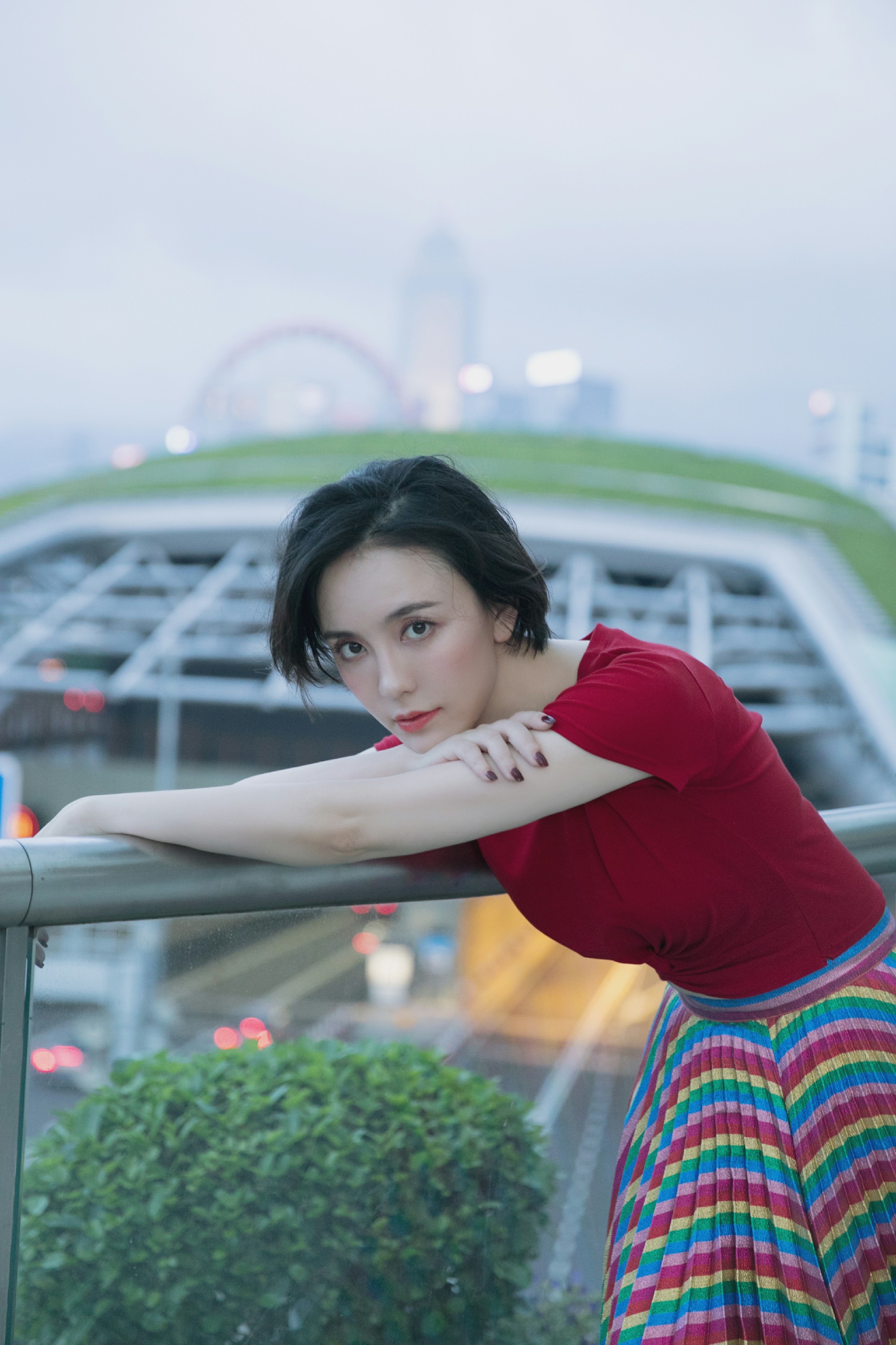 港式街拍时尚大片,镜头里的她一身红衣搭配彩虹长裙,在香港街头眺望