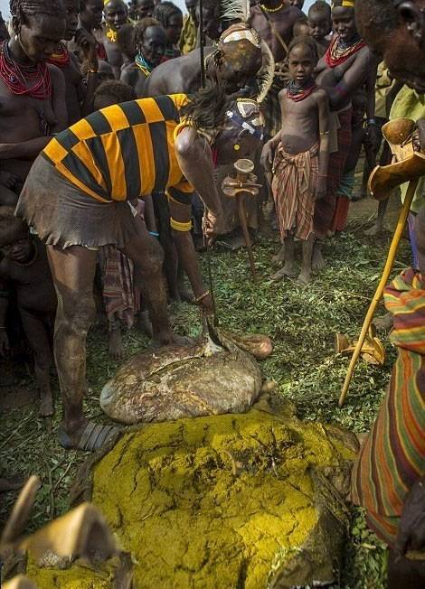这天他们把全身上涂满了牛粪举行仪式却十分开心