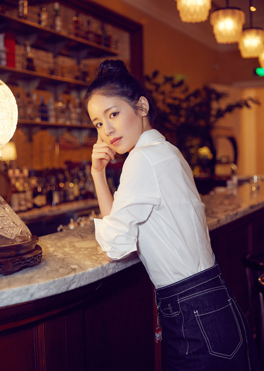 袁子芸受邀出席时尚晚宴甜美微笑一展夏日元气