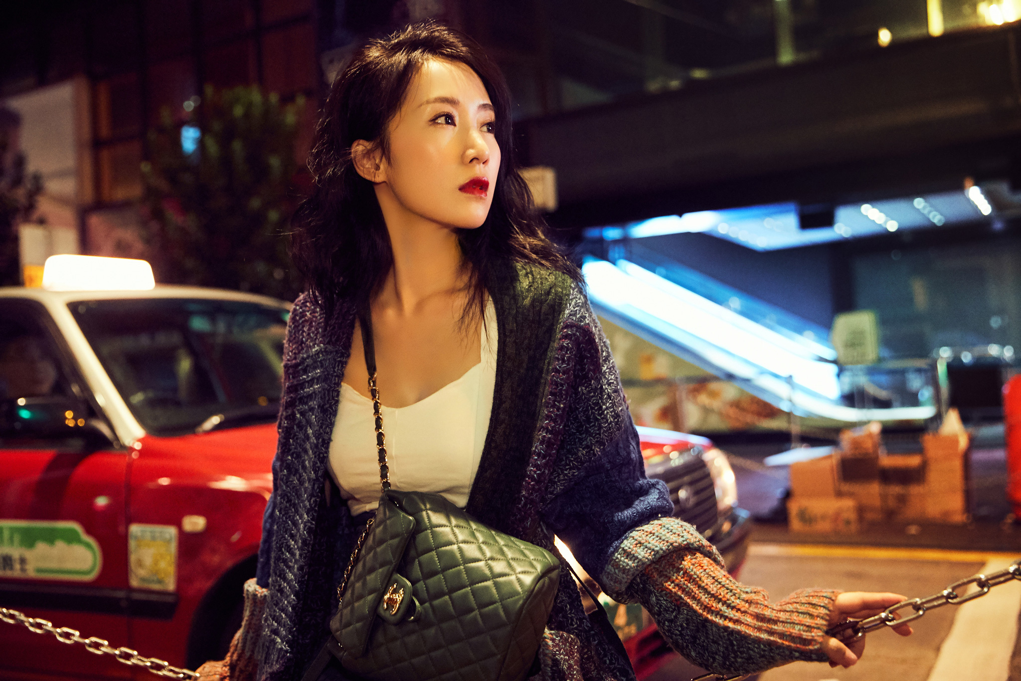 李念全新街头写真曝光夜幕街头解锁时尚新穿搭魅力满满