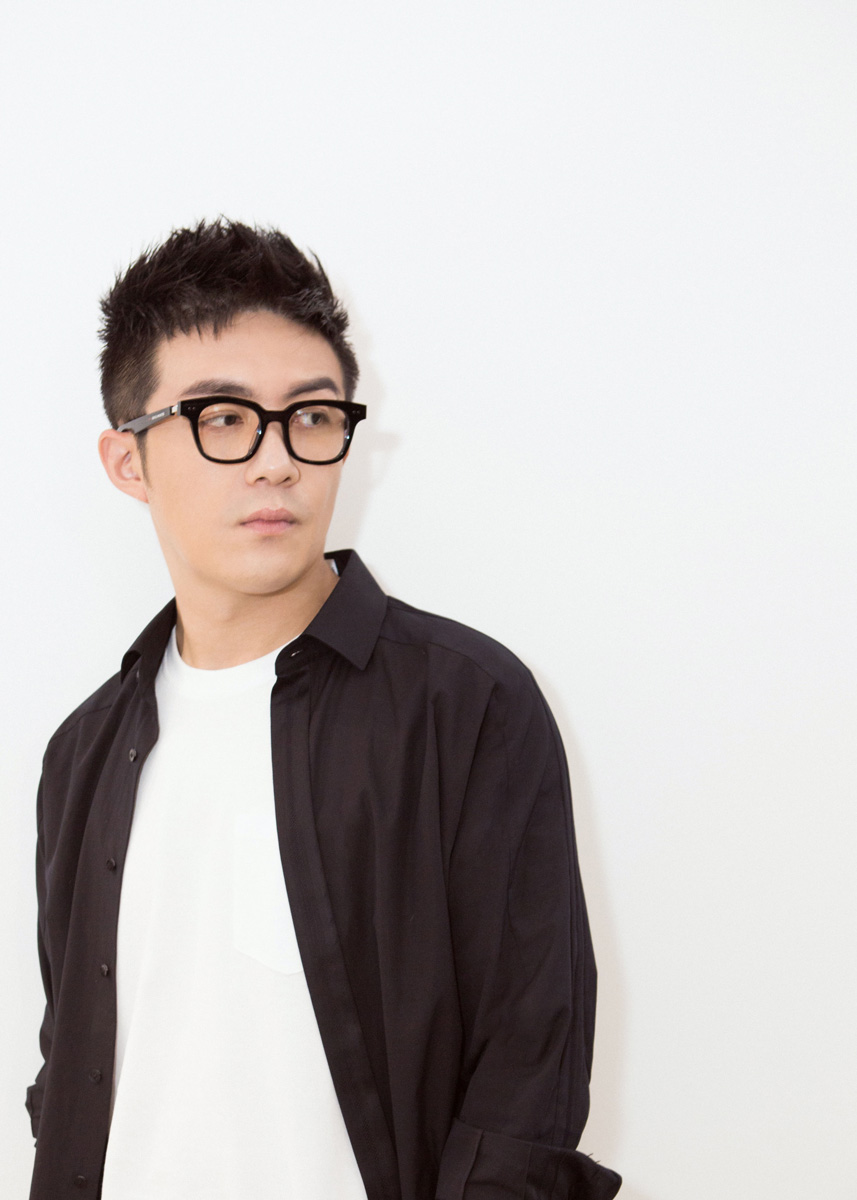 李泽锋经典黑白装扮现身活动主演电视剧读心正在热播