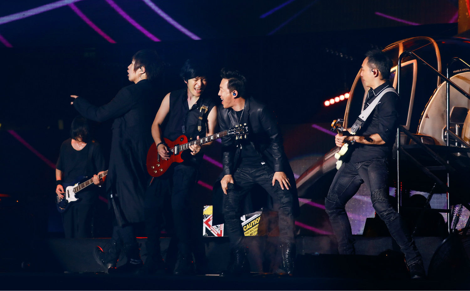 空降五月天鸟巢演唱会 与阿信首度合唱《一出好戏》主题曲燃爆全场