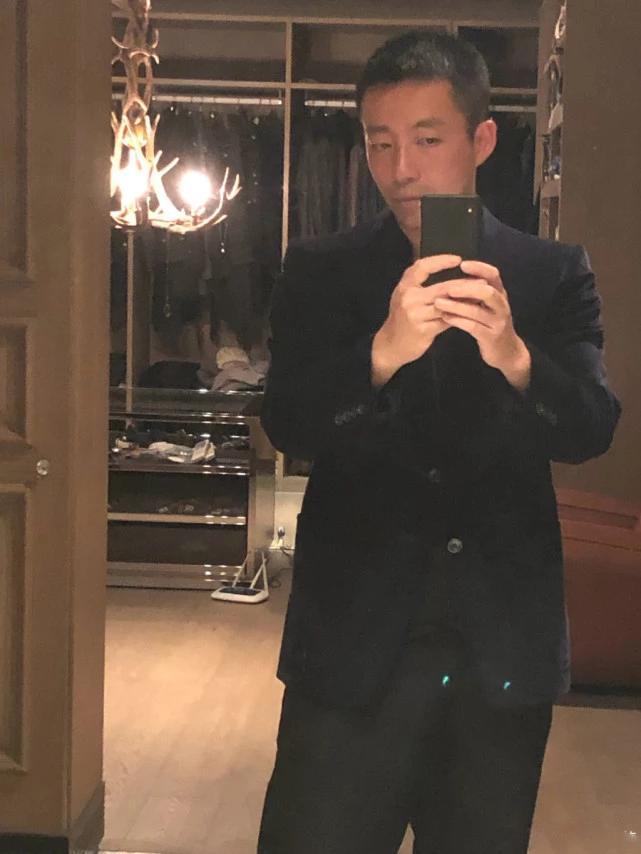 妻子不在家，汪小菲深夜独自买醉，家里乱成一团糟，衣裤到处乱放