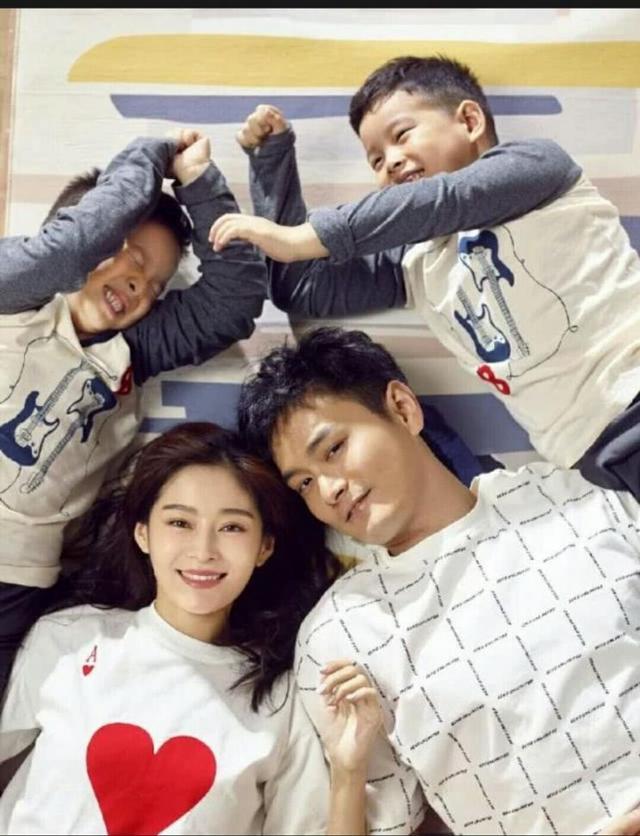 一家四口以同样的姿势拿着不同的画框,这样的设计感也真的是非常的强