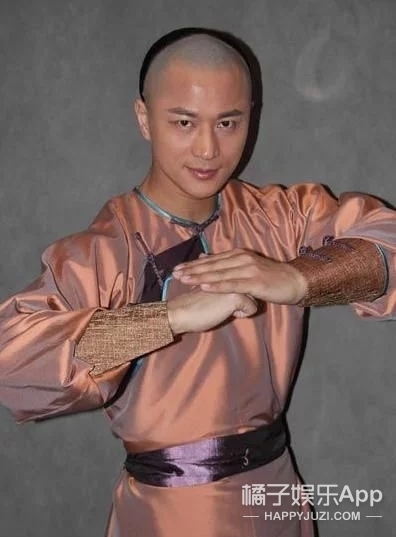 天霸↓在《活佛济公》中饰演性格直爽,嫉恶如仇的赵斌↓成为演员之后