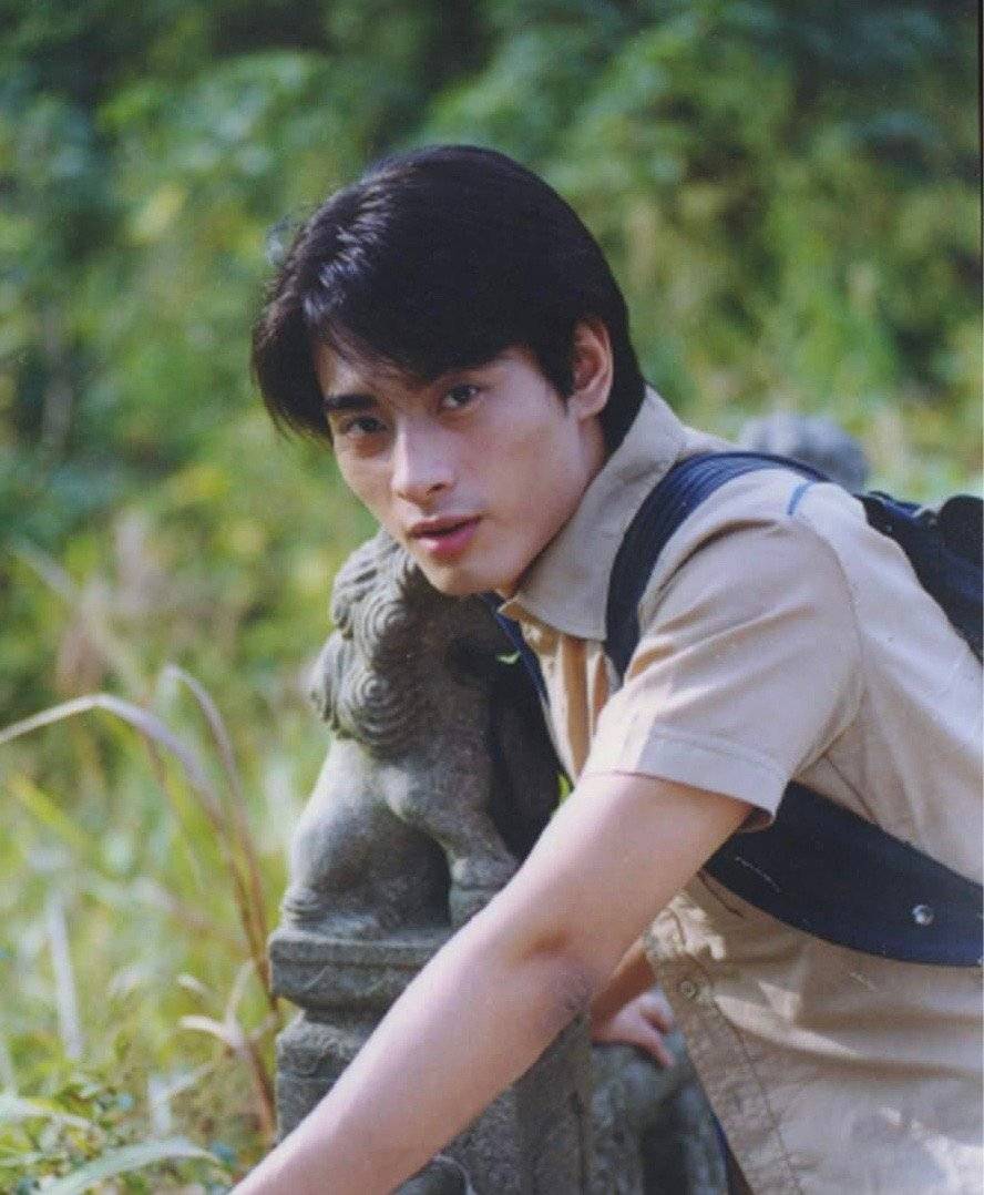 陈龙晒自己学生的手绘画稿网友留言发其年轻照片引发颜值讨论
