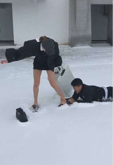 小伙趴在雪地里抱着女友的大腿崩溃大哭原因让人大跌眼镜