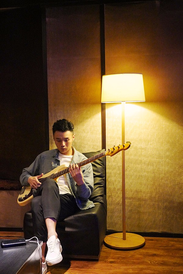 无限歌谣季李荣浩做鬼脸吐舌卖萌与伊一以拳会友