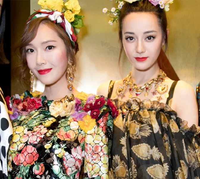 郑秀晶姐姐郑秀妍,还有和迪丽热巴的合照