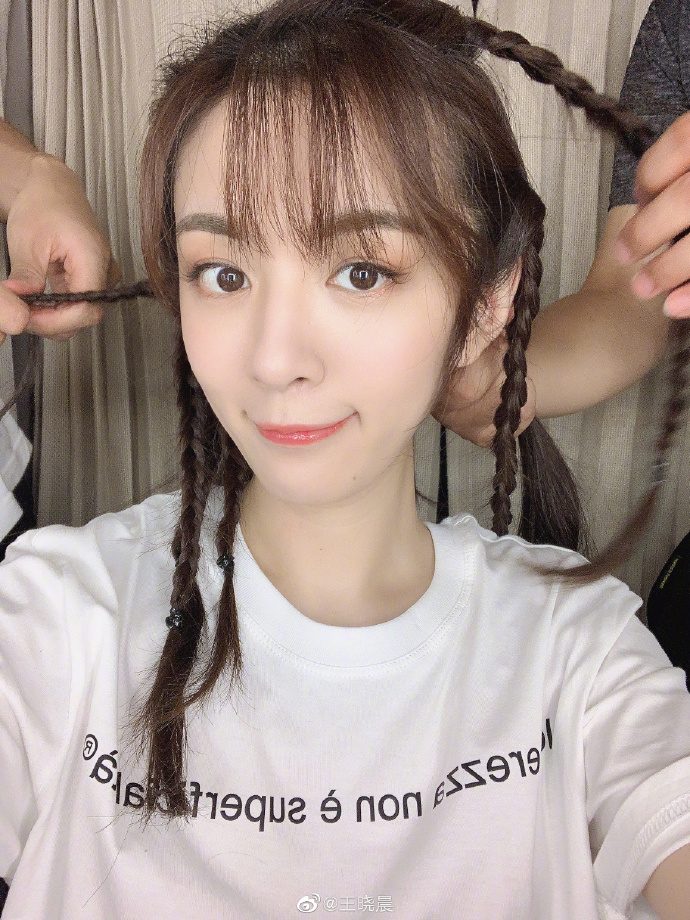 王晓晨晒照营业 麻花小辫俏皮可爱