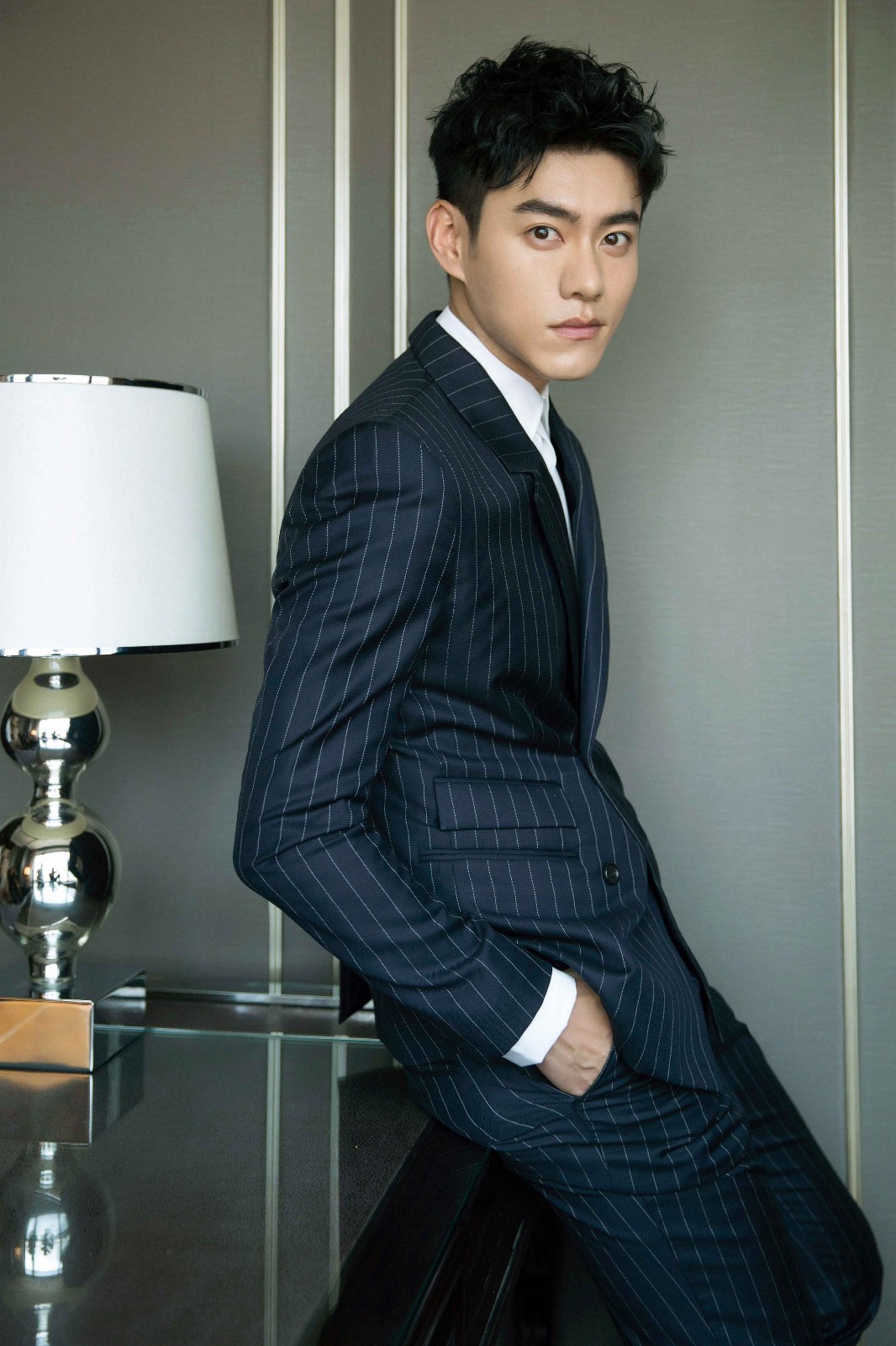 李程彬携新戏亮相活动深色西装展成熟魅力