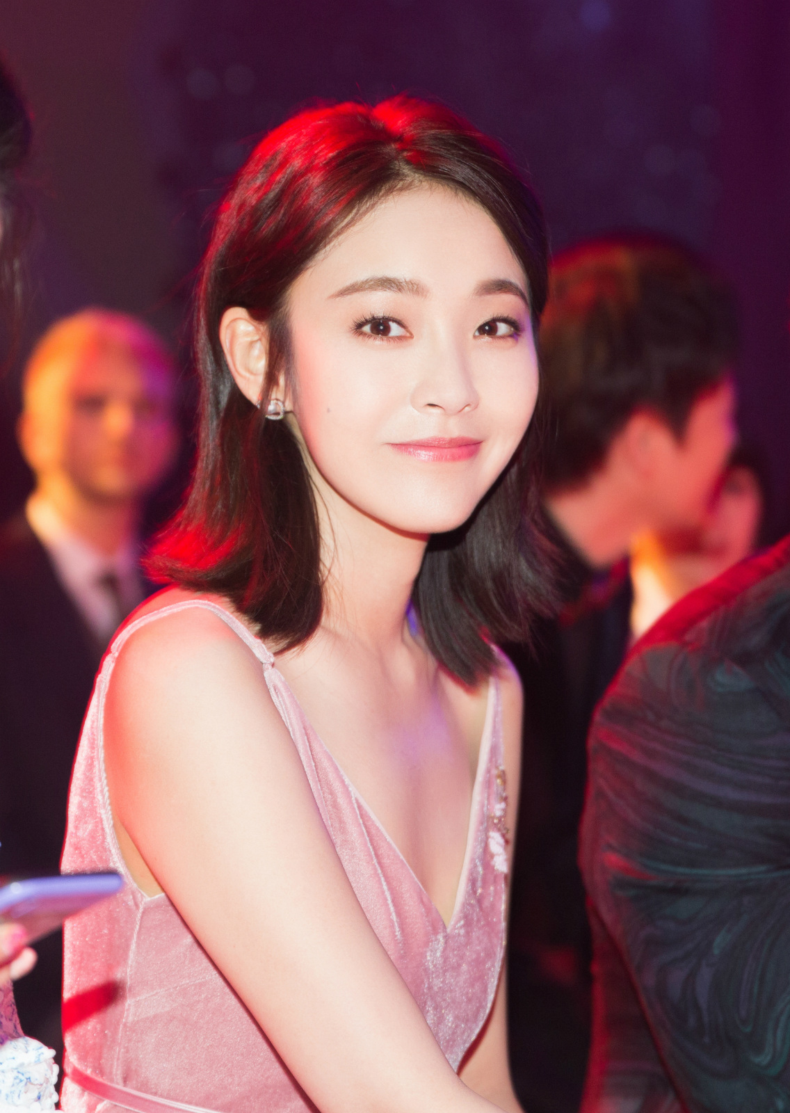 张佳宁出席时尚盛典 造型精致化身甜系少女 -- 眼界,放眼世界