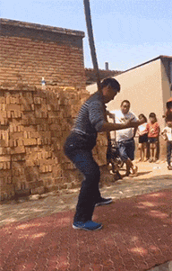 搞笑gif: 姑娘你别哭了, 教练已经被抓走了, 说是无证驾驶
