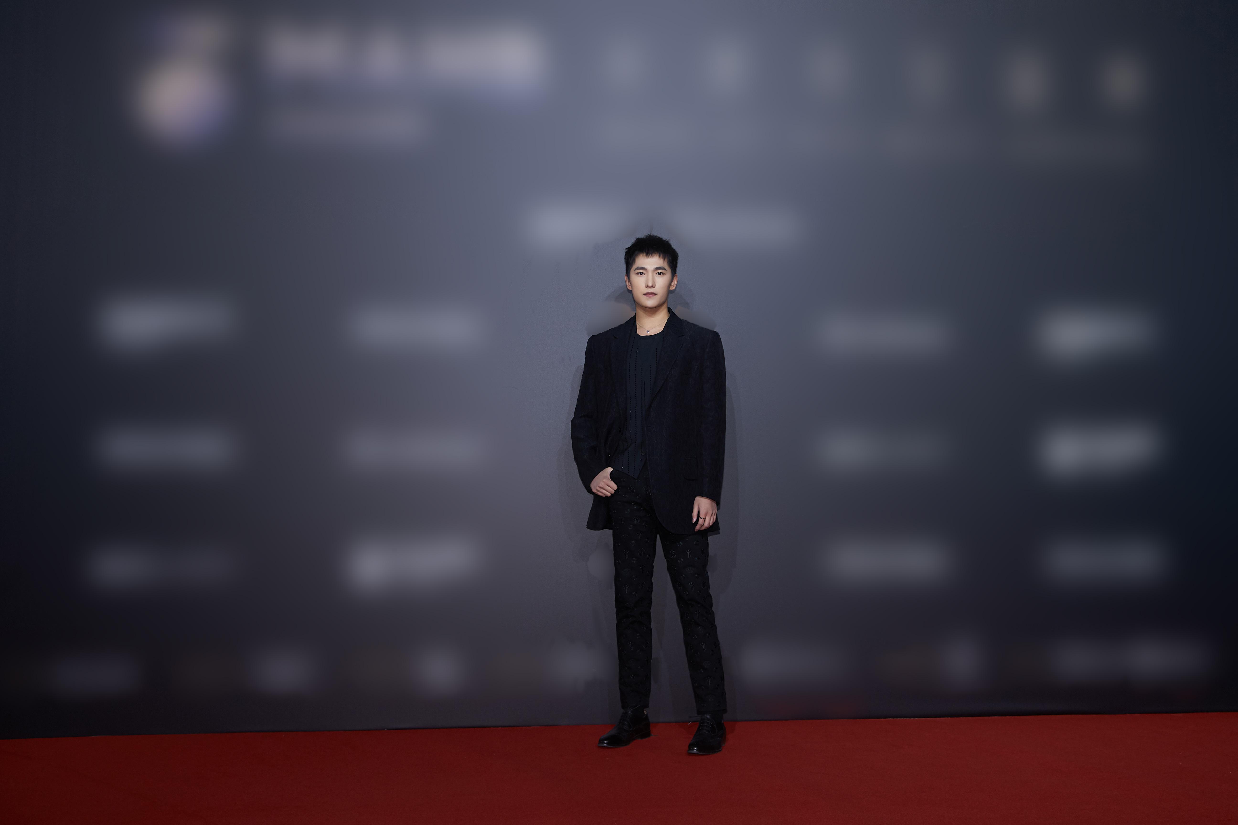 杨洋身着黑色西装现身时尚盛典 新发型酷帅有型尽显硬朗气质