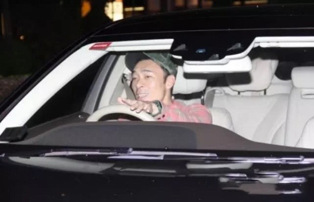 许志安开心露面,坐豪车内傻笑声称:不会再去找黄心颖啦!