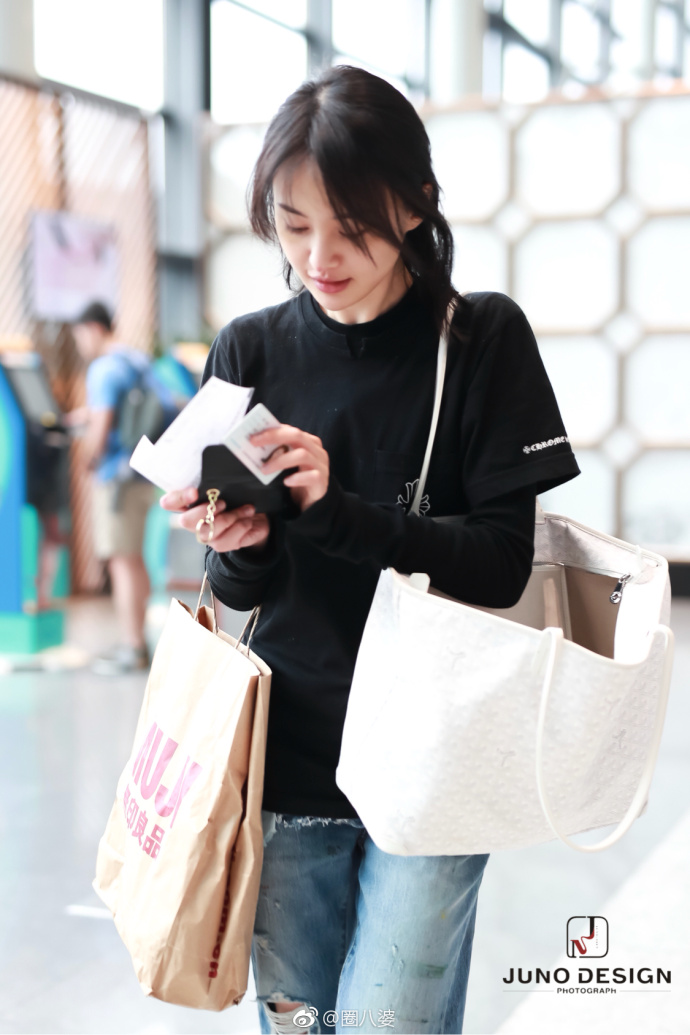 郑爽素颜现身上海机场显出脸上痘印学生妹造型清纯可爱