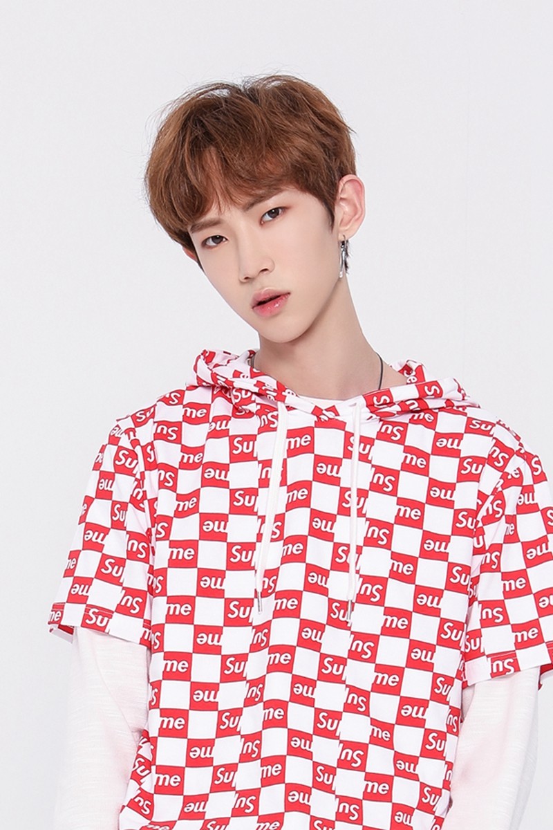 乐华七子黄新淳微博粉丝破百万晒红发自拍