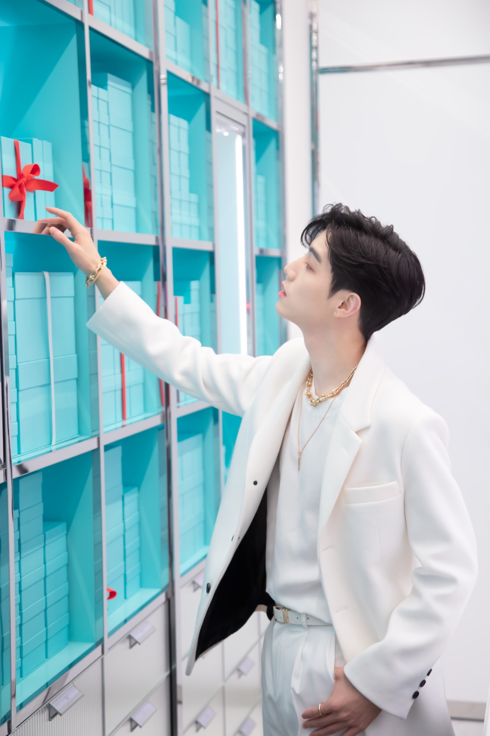 段宜恩人间名画白色西装尽显简约雅致