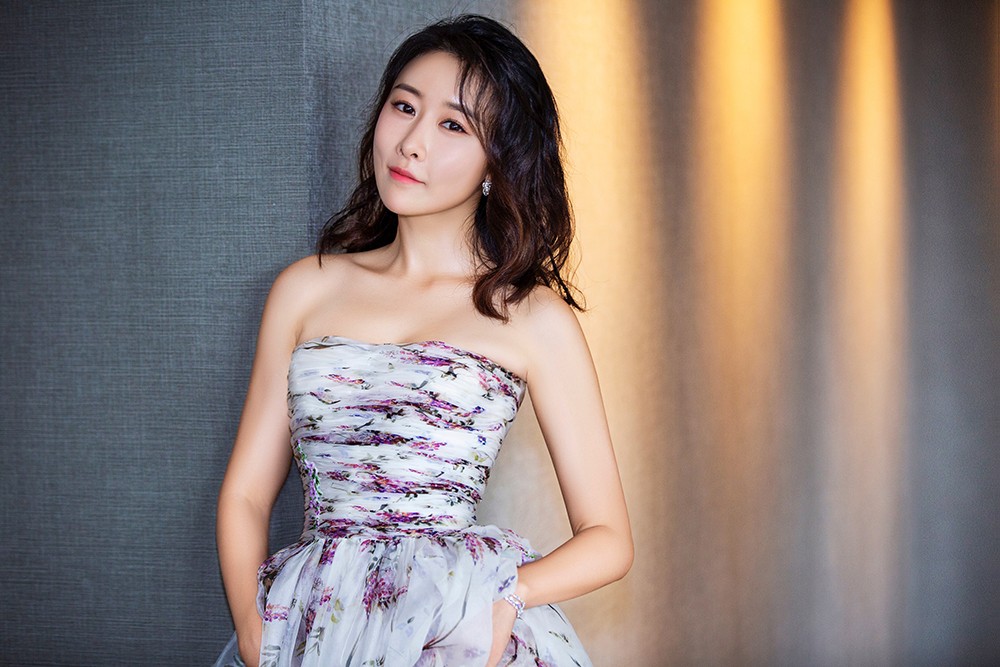 毛俊杰现身公益活动碎花抹胸裙清新优雅凸显好身材