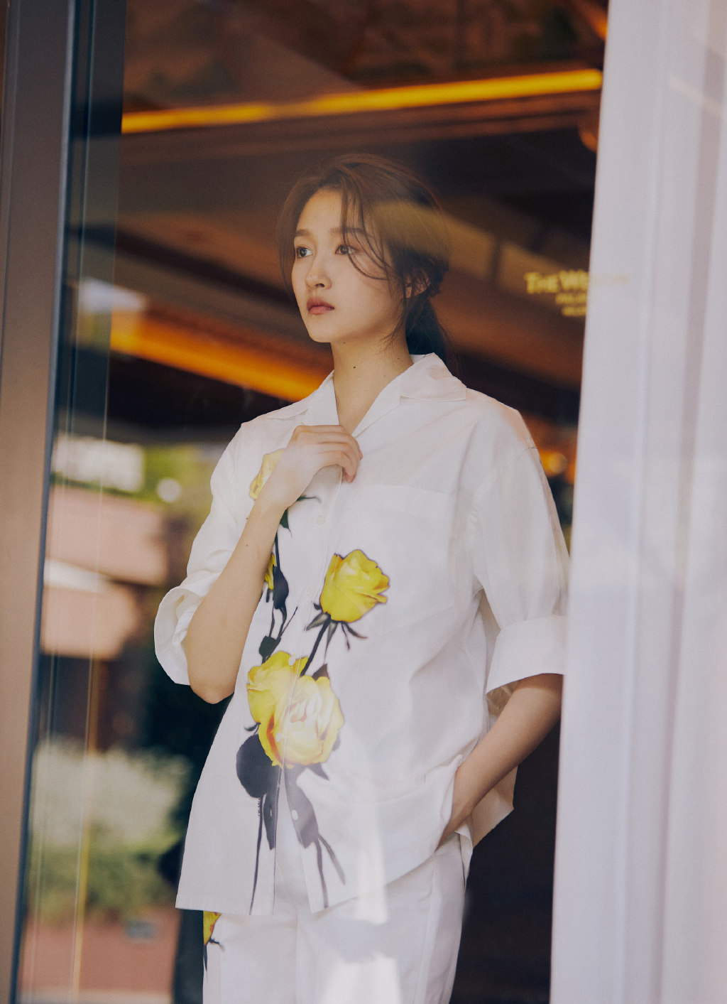 关晓彤漫步米兰街头,少女感不在造型似中年女演员