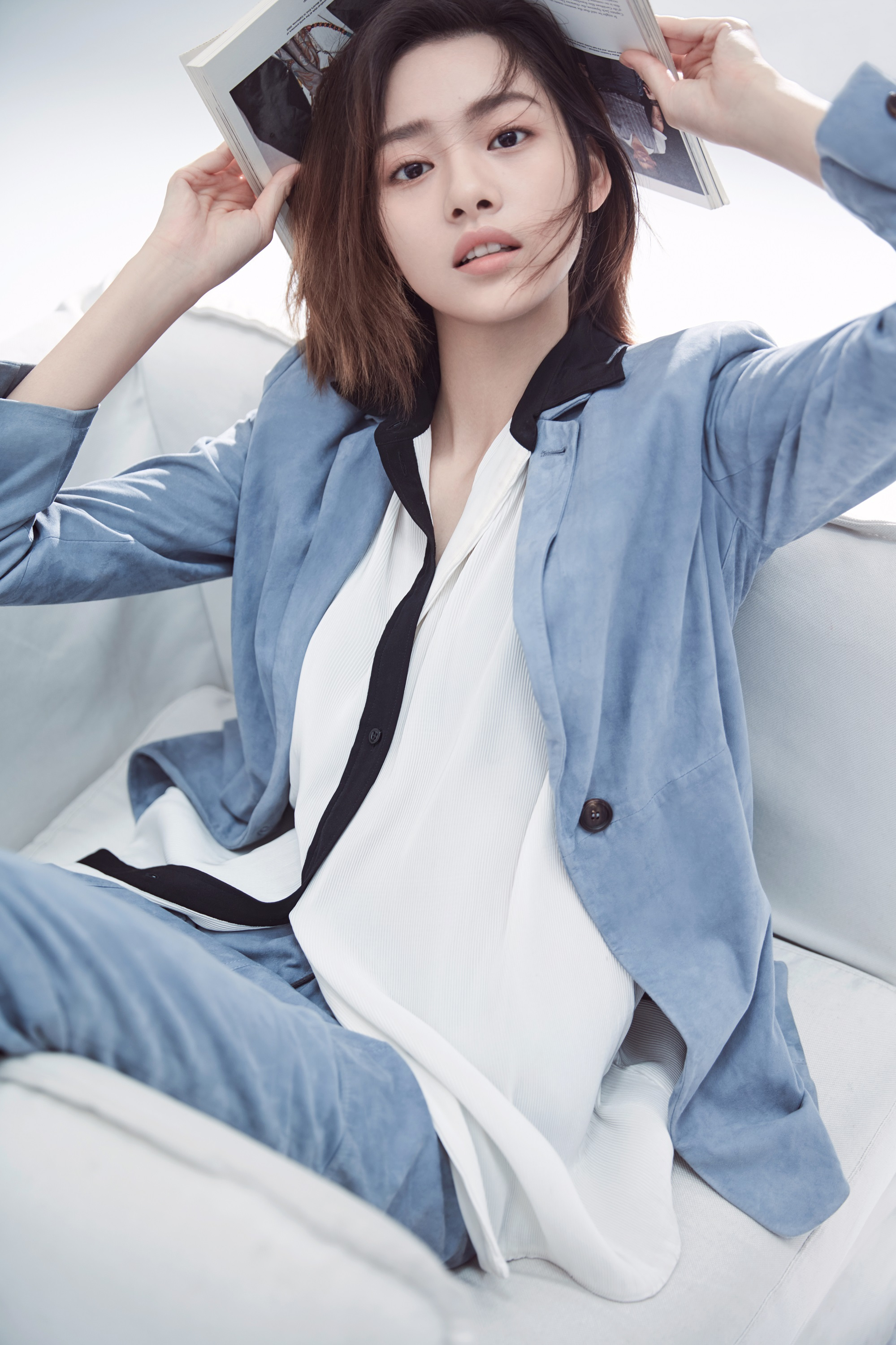 张艺上ol风写真时尚摩登 眼神纯净演绎文艺清新范儿