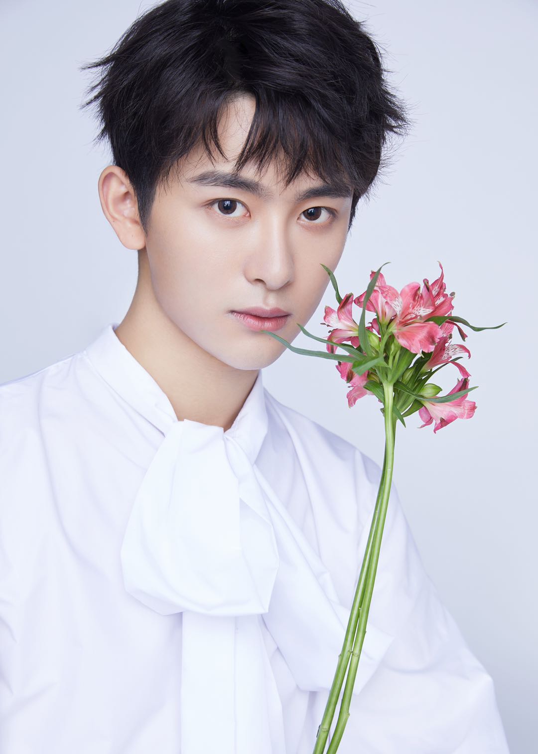 龙韬艺人铭亮加盟拜托了冰箱新晋小鲜厨曝帅气生日组图