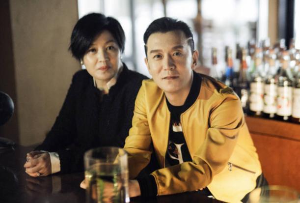 哈文晒全家福庆生,李咏换新发型判若两人,16岁女儿气场强大