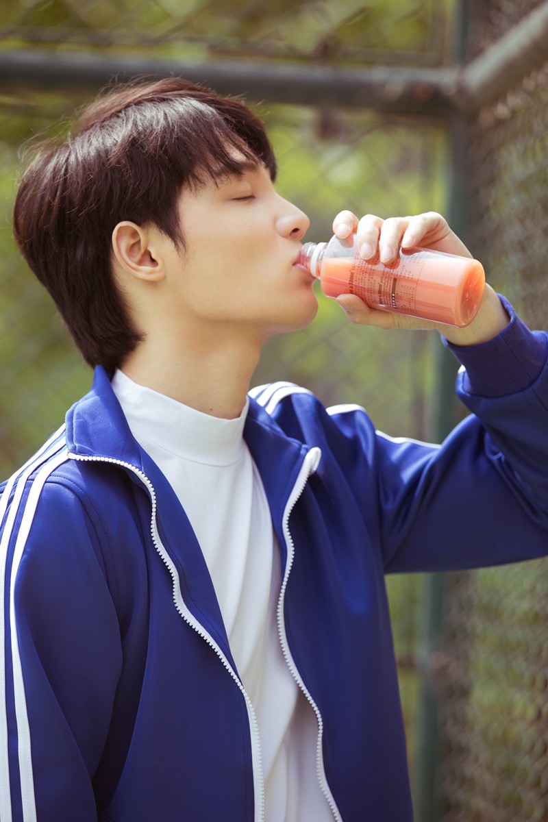 孙思伟最新写真曝光校园漫画长腿学长上线