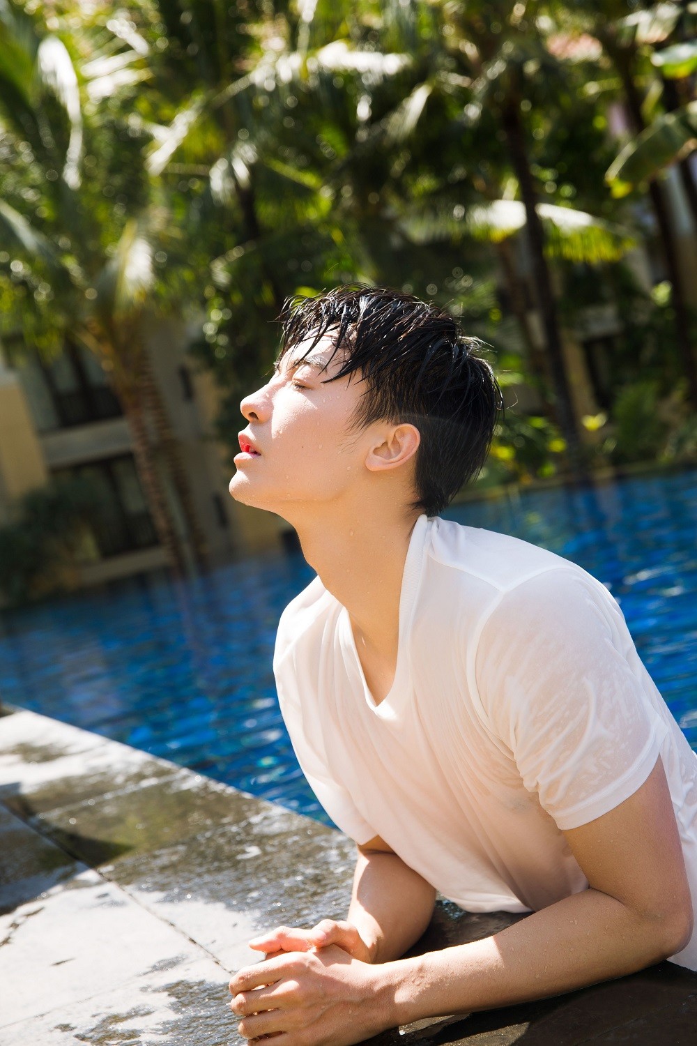 赵志伟曝泳池湿身写真 禁欲系"撩力"满分