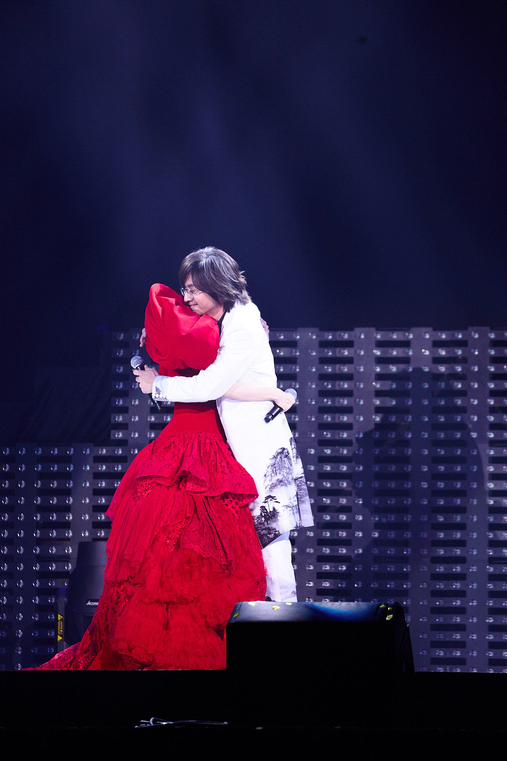 林隆璇为周慧敏演唱会站台牵手合唱经典流言