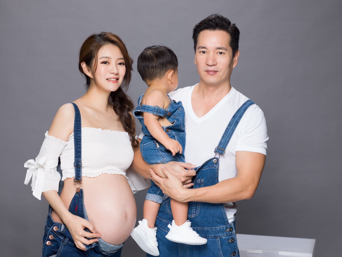 快乐的丈夫和怀孕的妻子-蓝牛仔影像-中国原创广告影像素材
