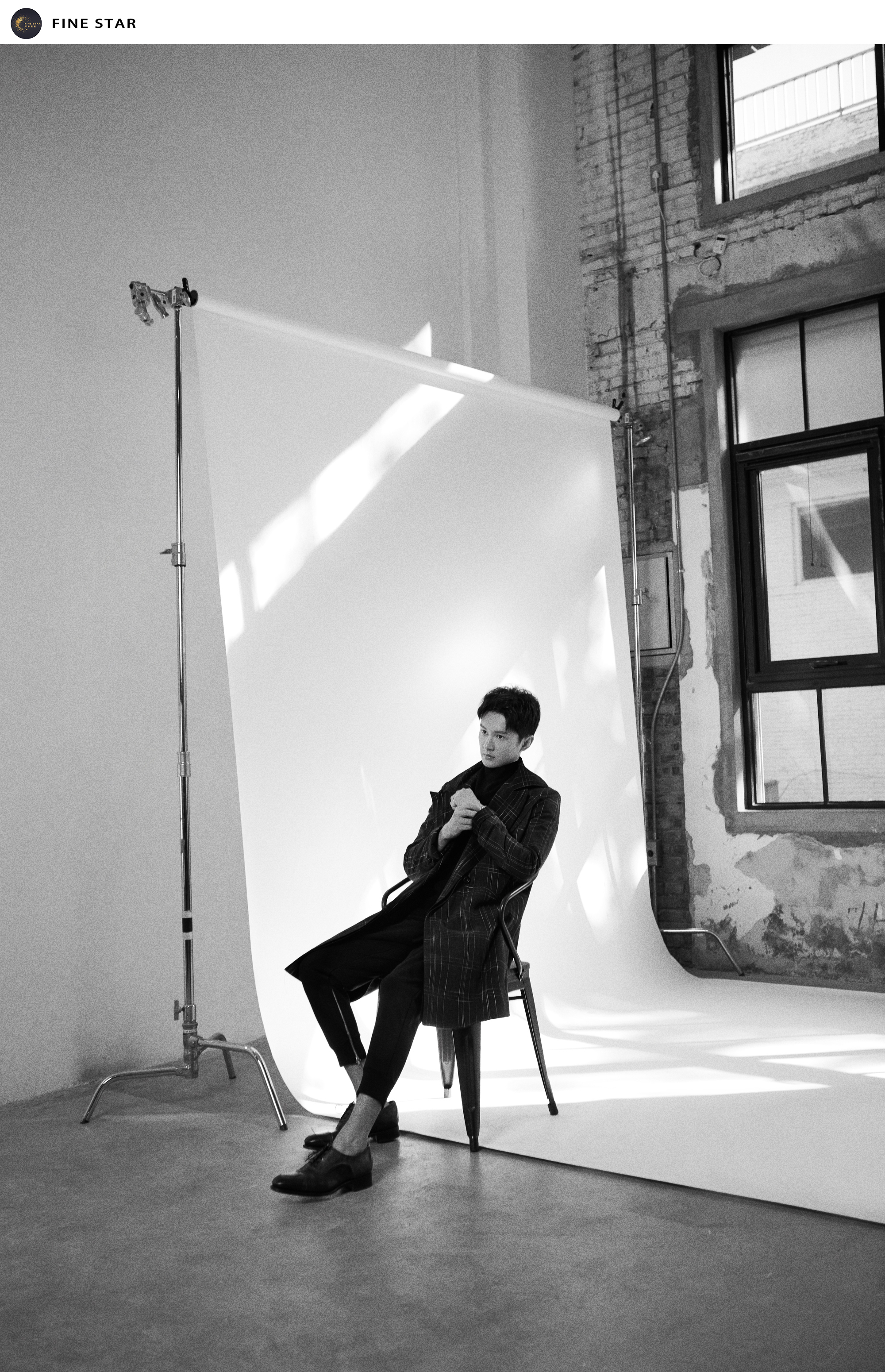 耳东繁星旗下演员田川近期曝光一组最新写真,身着格子外套,在黑白光影