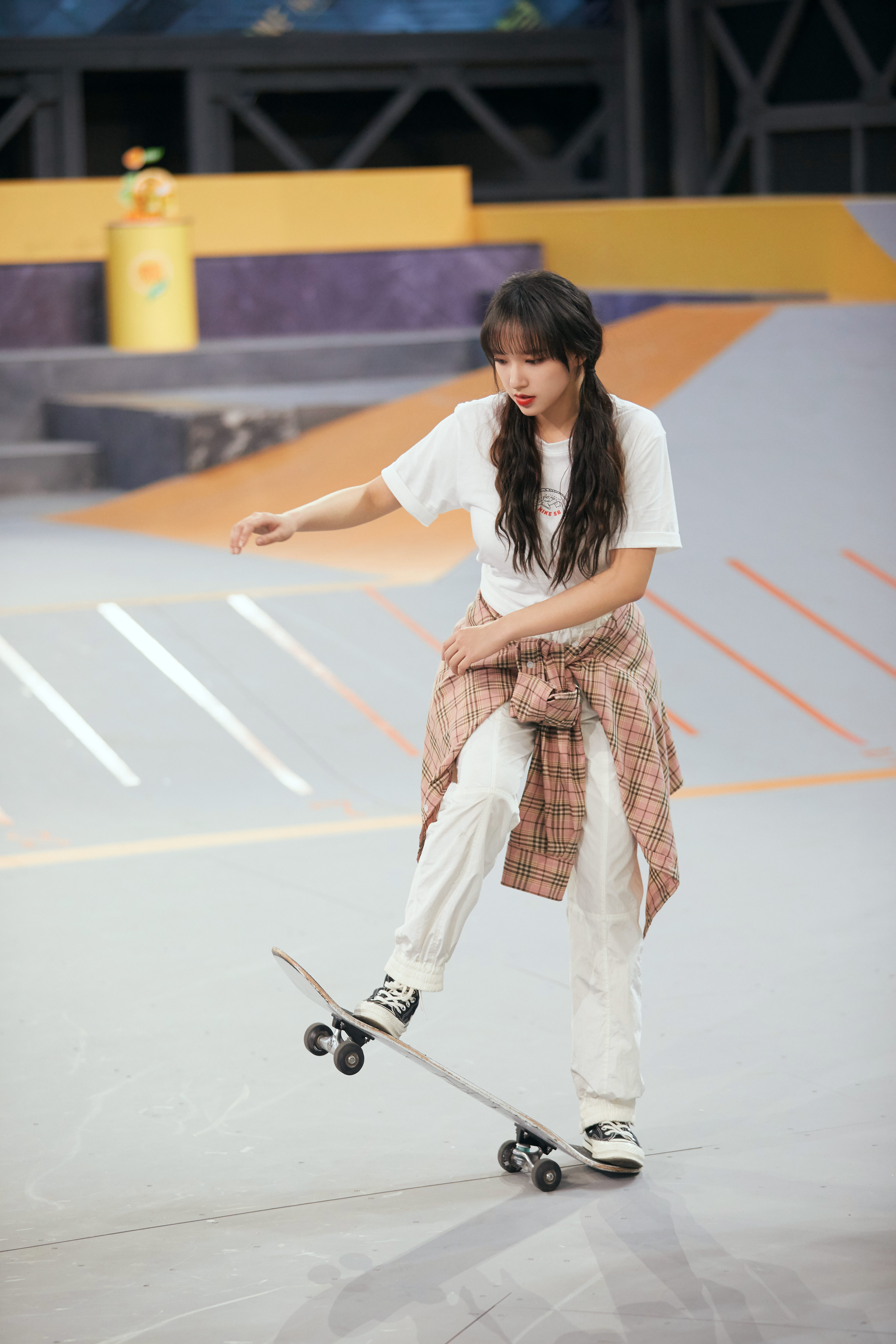 程潇《极限青春》可爱满分 成功滑行绕桩获肯定