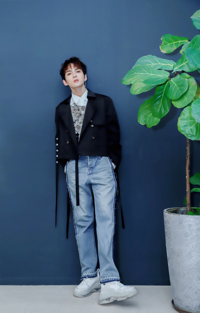 赵品霖受邀亮相时尚活动复古穿搭潮酷十足