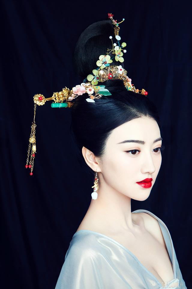 景甜在《大唐荣耀》里的唐装,一袭红衣,头戴大红牡丹花,眉心的花钿更