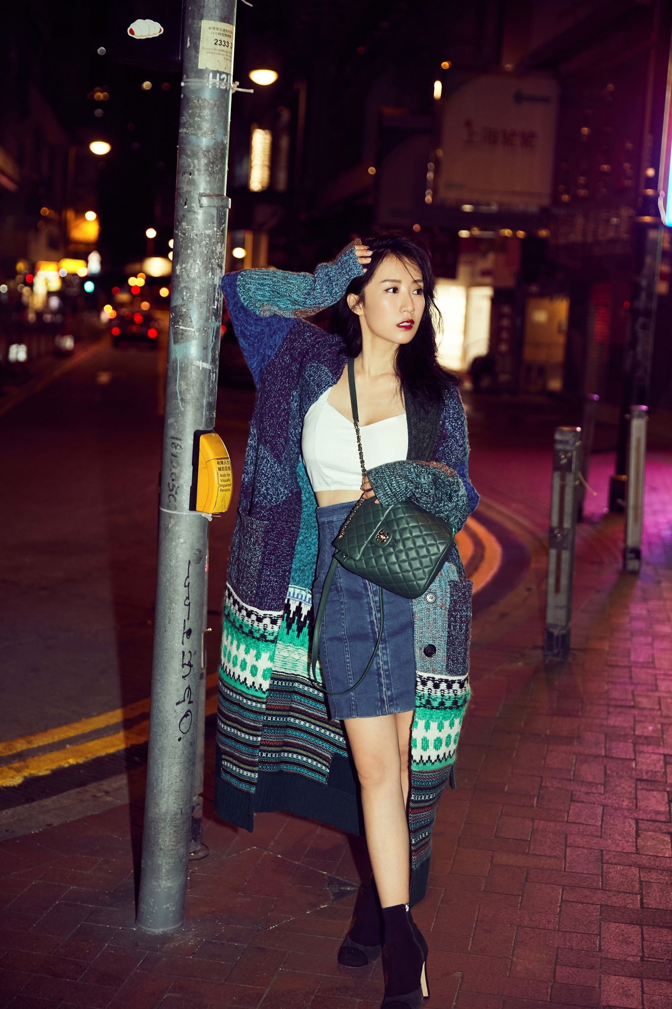 李念全新街头写真曝光 夜幕街头解锁时尚新穿搭魅力满满