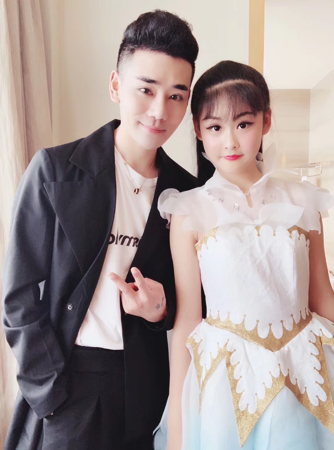 萌娃背后的全能经纪 梦想导师德小兴甘做孩子最坚实的后盾 - 360娱乐