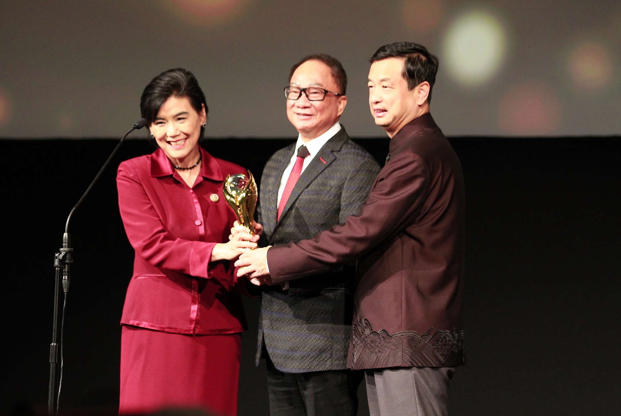 纵横影视界50年贡献无数 徐小明获颁中美电视节 "杰出成就大奖"
