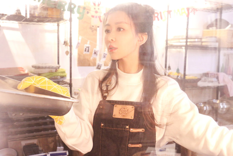 杨安琪化身“娇俏厨娘”请网友吃“烤饼干”秀厨艺 - 360娱乐，你开心就好