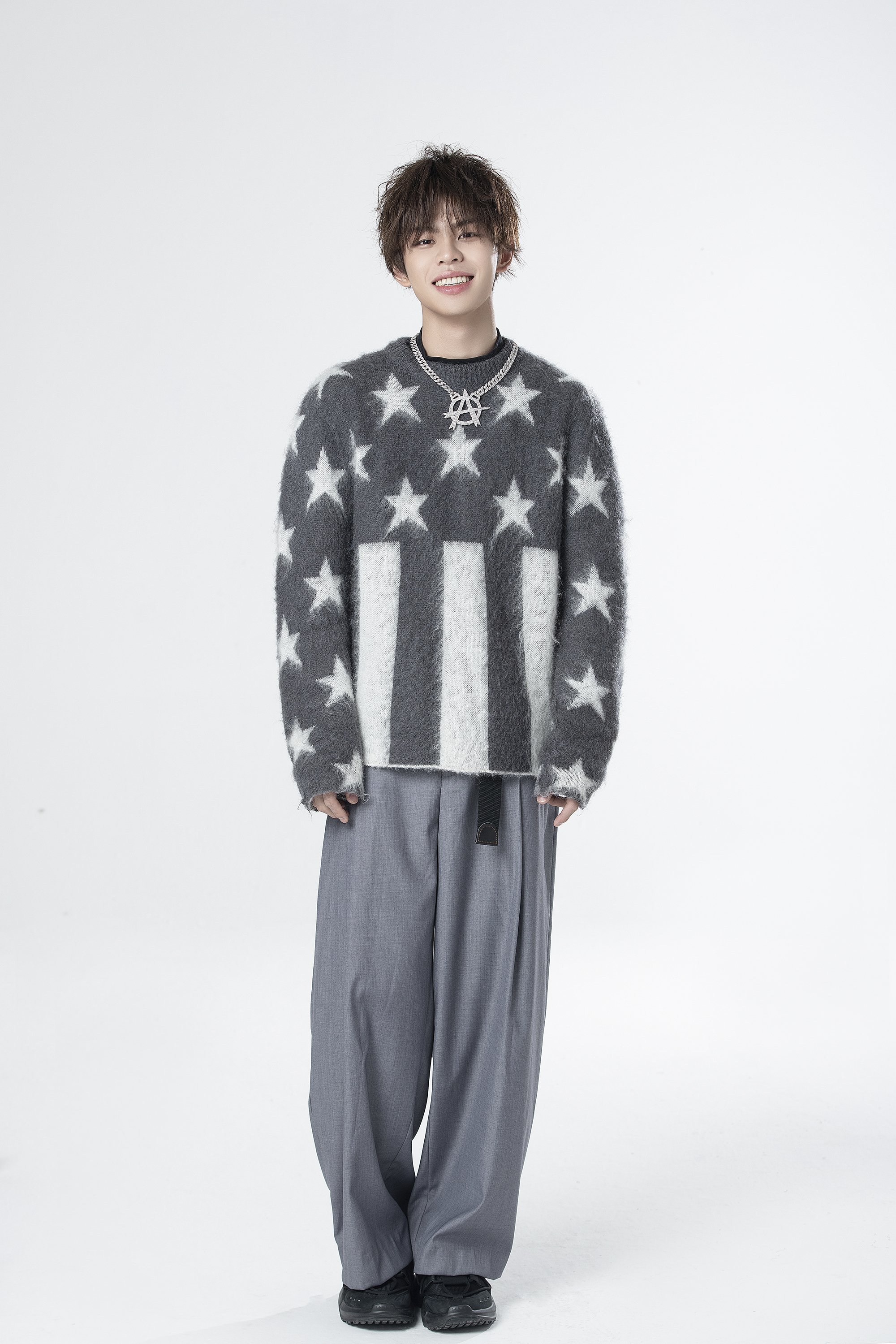 王晨艺最新写真曝光 灰白毛衣化身冬日暖男