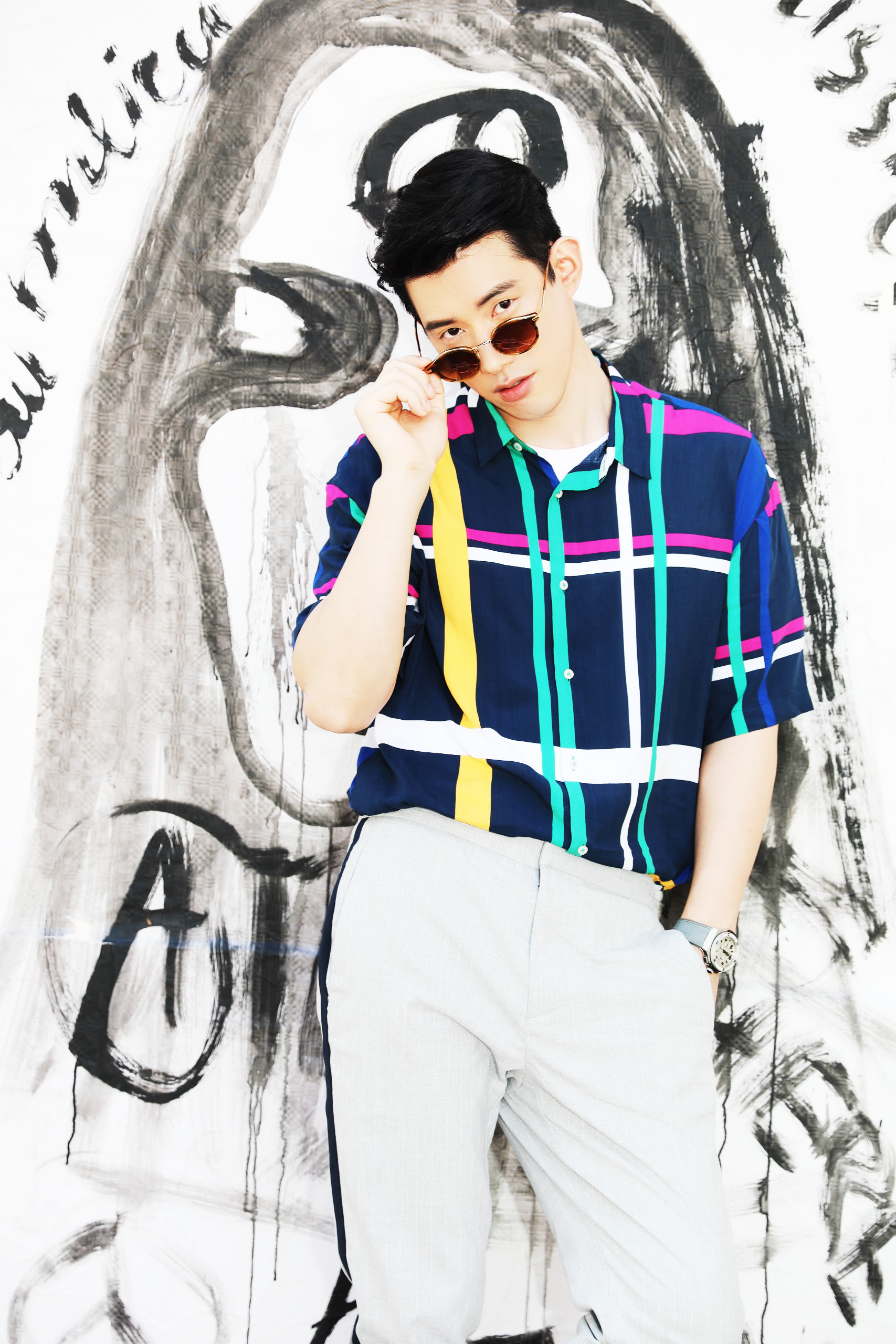 吴建飞化身忧郁朋克 法国街头大玩撞色时尚