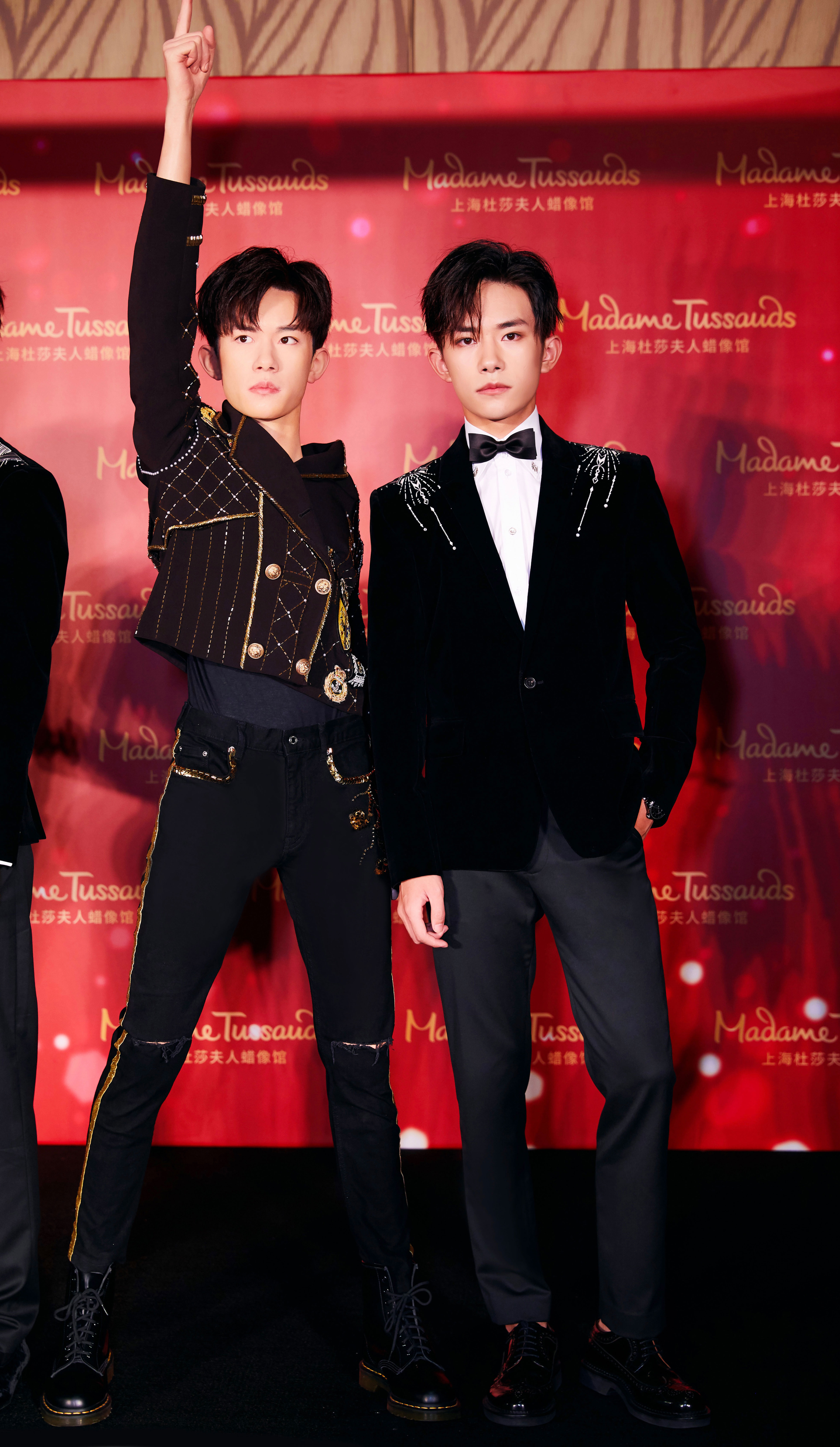 易烊千玺亮相上海为蜡像揭幕,黑西装造型英气十足