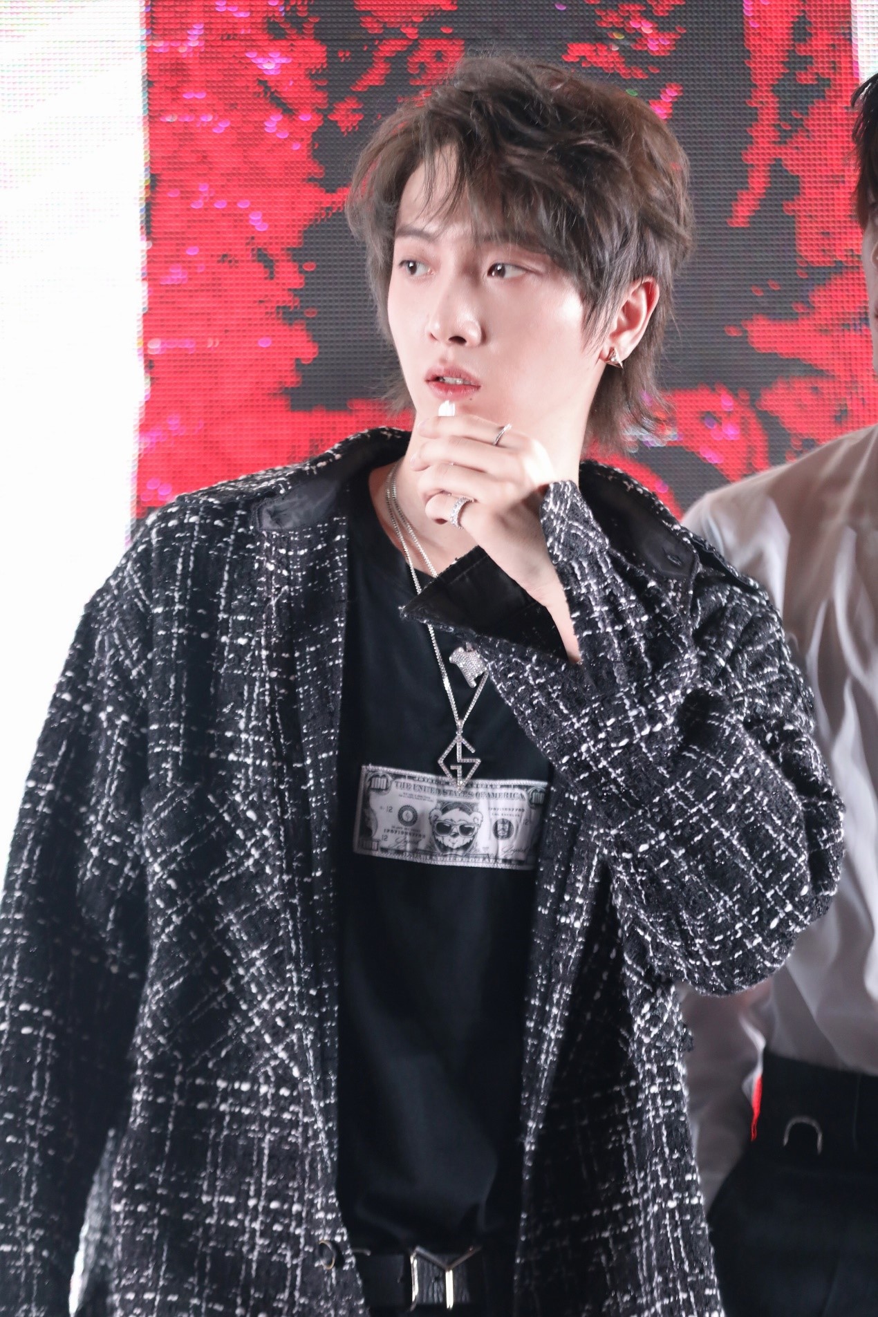 于斌帅气现身陈情令见面会清唱赤子撩动粉丝心弦