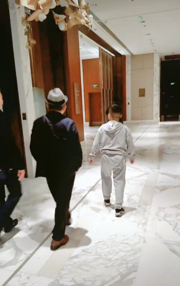 70岁王刚与11岁儿子同框父子都很胖就连走路姿势也一样