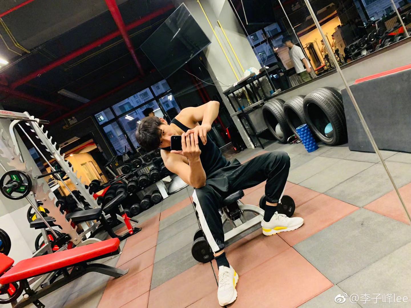 李子峰晒健身照九连拍大秀肌肉力量感十足