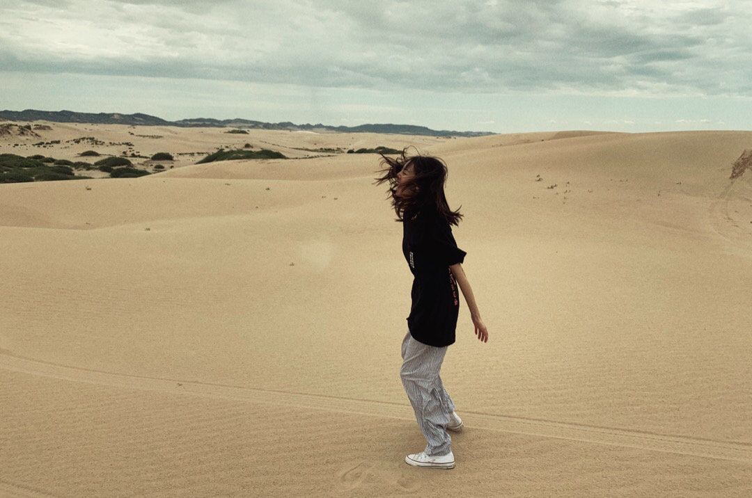 张艺上远程踏秋穿越沙漠绿洲穿搭随性放飞自我媲美大片