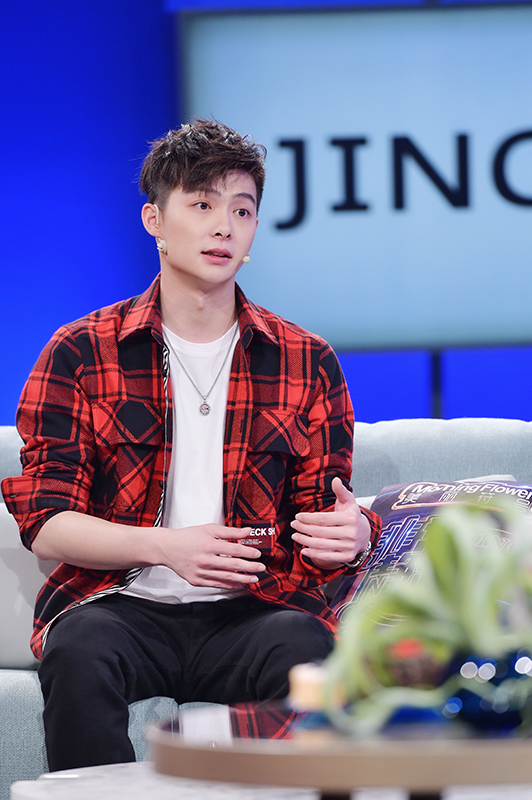 张铭恩首次做客《非常静距离》 大爆童年趣事满屏笑料