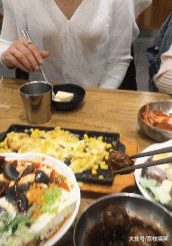 搞笑gif图:别傻愣着,跟着姐一起跳起来呀 - 360娱乐,你开心就好